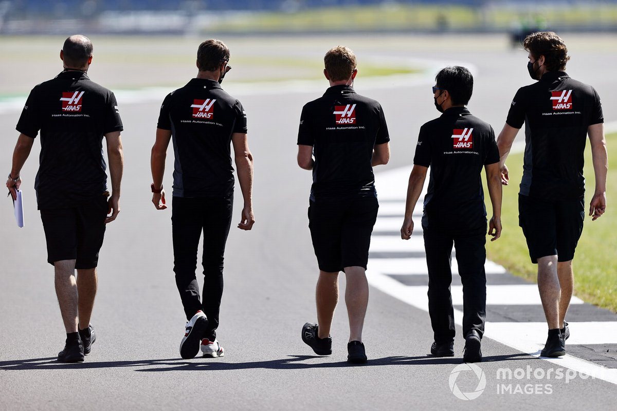 Romain Grosjean, Haas F1 et des membres de Haas F1, marche sur la piste