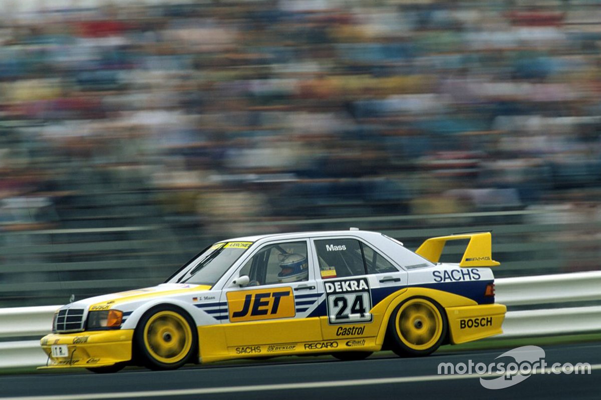 Platz 16: Das Jet-Design erinnert vor allem an die Anfangszeiten der DTM. In den Farben des Mineralölherstellers wird Roland Asch 1988 mit Mercedes Vizemeister und sorgt im Jahr darauf in Mainz-Finthen für den Premierensieg des neuen 190 E 2.5-16 Evolution. Ende 1991 verschwindet die Lackierung.
