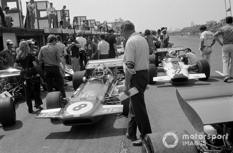 Chris Amon, March 701 Ford and Pete Lovely, Lotus 49B Ford in the pit lane