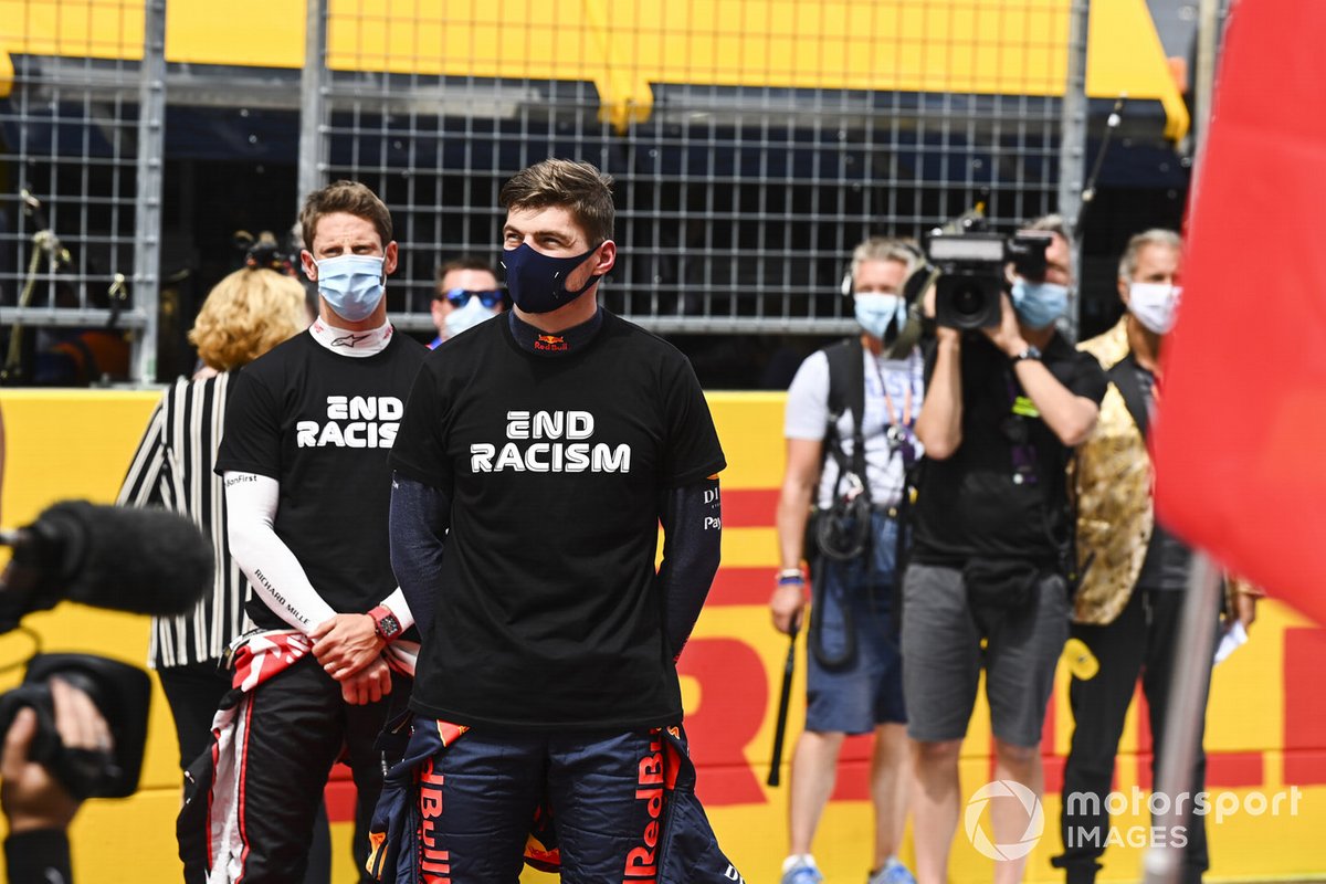 Romain Grosjean, Haas F1, e Max Verstappen, Red Bull Racing, sulla griglia di partenza prima della gara