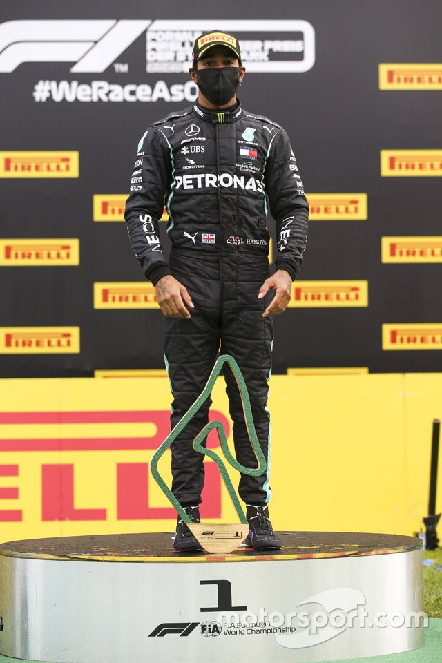 Podio: ganador de la carrera Lewis Hamilton, Mercedes-AMG Petronas F1