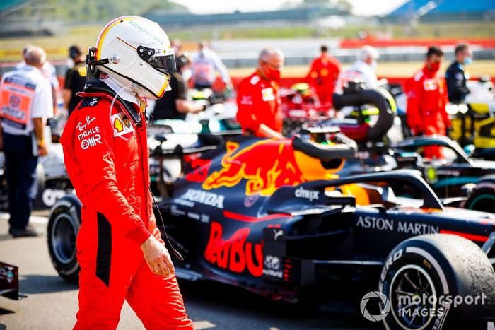 Sebastian Vettel, Ferrari en Parc Ferme mirando el monoplaza de Max Verstappen, Red Bull Racing RB1