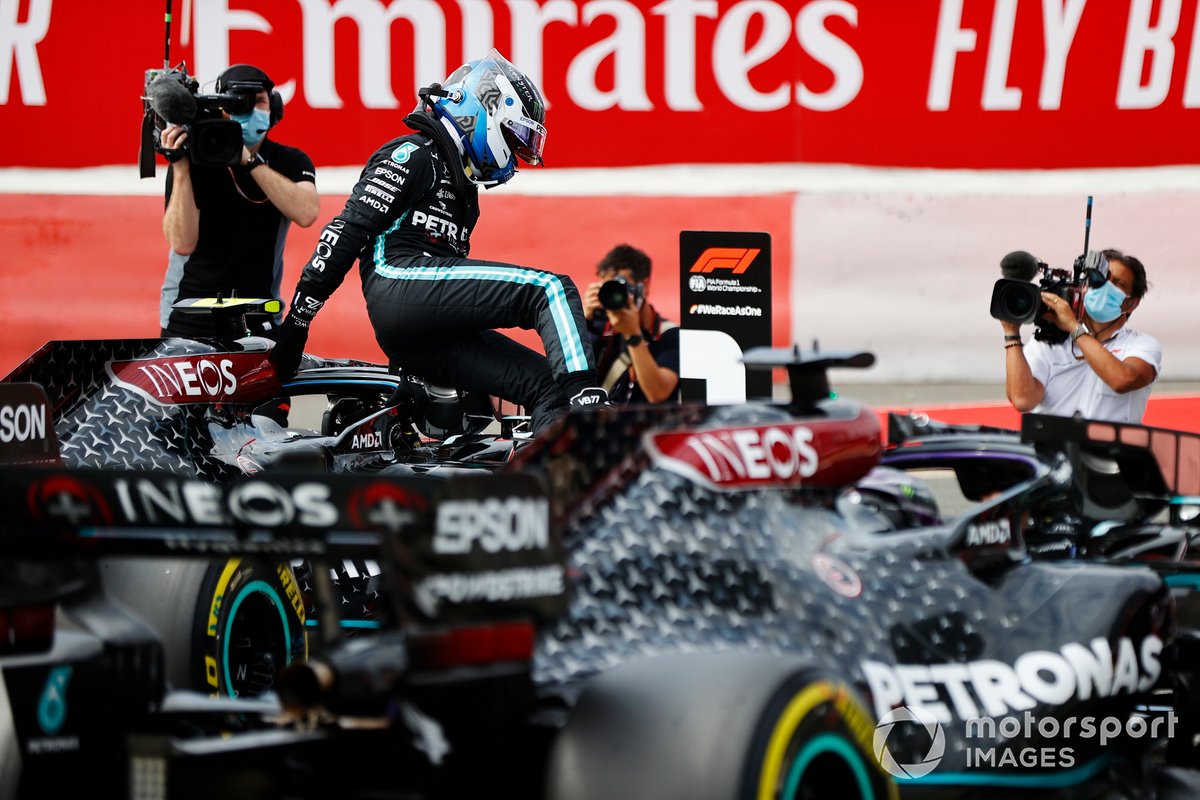 Il Pole Sitter Valtteri Bottas, Mercedes AMG F1 festeggia nel Parc Ferme
