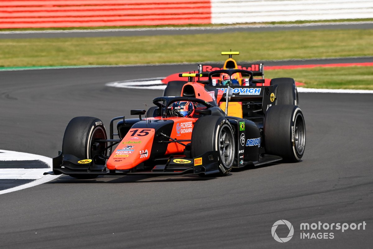 Felipe Drugovich, MP Motorsport, precede Jehan Daruvala, Carlin