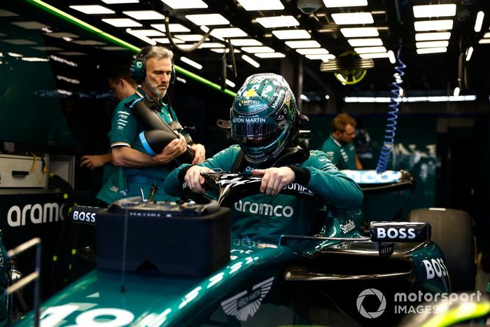 Lance Stroll, Aston Martin AMR24, se acomoda en su asiento