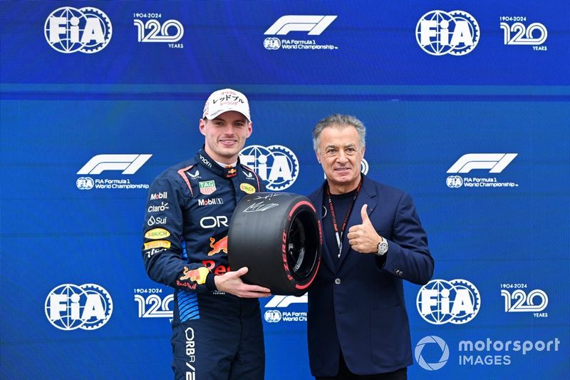 El hombre de la pole Max Verstappen, Red Bull Racing, recibe el premio Pirelli Pole Position de manos de Jean Alesi.
