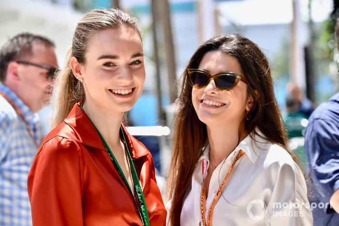 Elena Berri, novia de steban Ocon, Alpine F1 Team, y Caterina Masetti Zannini, novia de Pierre Gasly, Scuderia AlphaTauri
