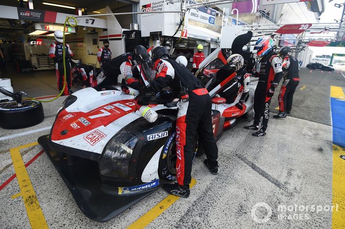 #7 Toyota Gazoo Racing Toyota GR010 - Hybrid Hypercar, Mike Conway, Kamui Kobayashi, José María López pitstop