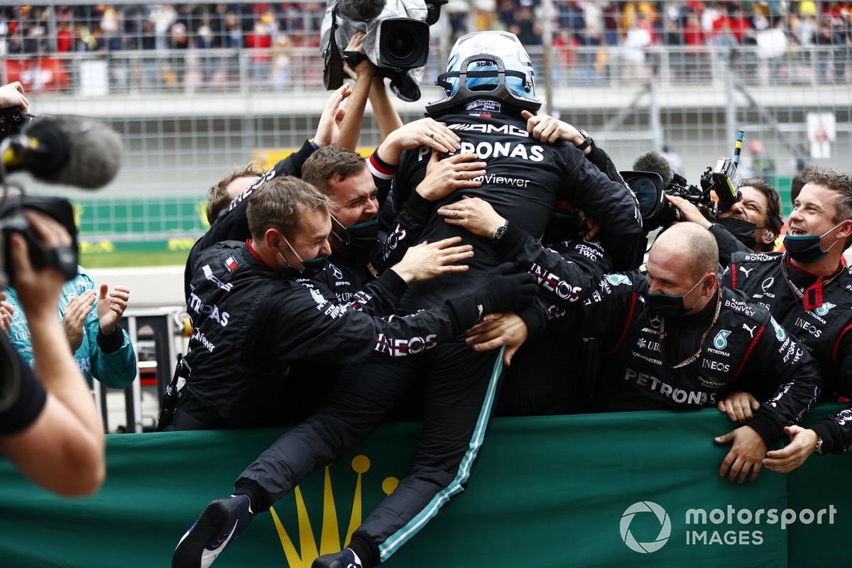 Valtteri Bottas, Mercedes, 1ª posición, lo celebra en el Parc Ferme