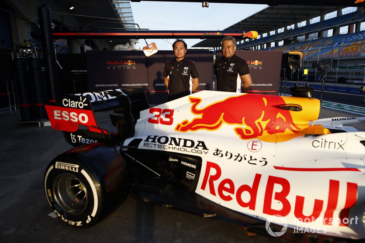 Toyoharu Tanabe, F1 Technical Director, Honda, and Masashi Yamamoto, General Manager, Honda Motorsport, with the car of Max Verstappen, Red Bull Racing RB16B