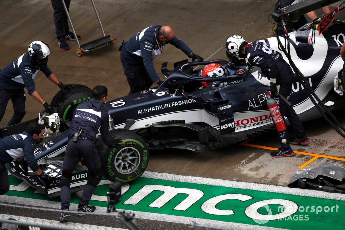 Pierre Gasly, AlphaTauri AT02, es devuelto al garaje