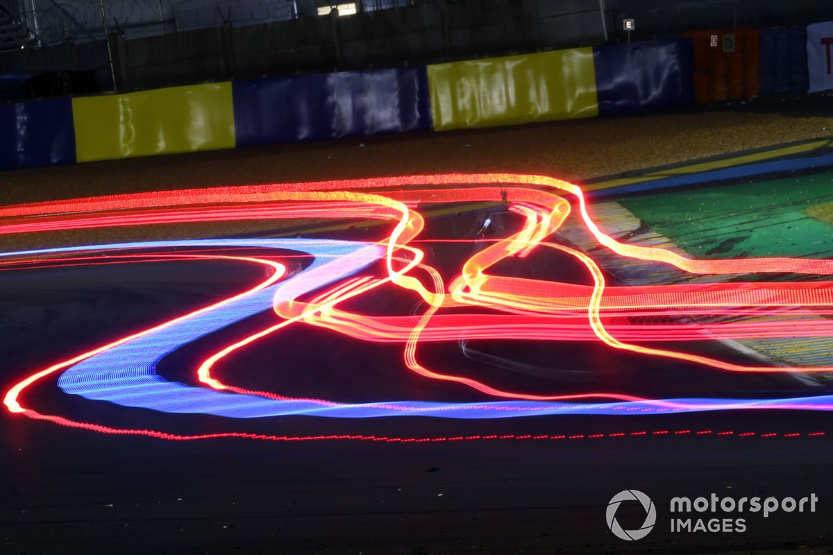 Acción nocturna en Le Mans 2021