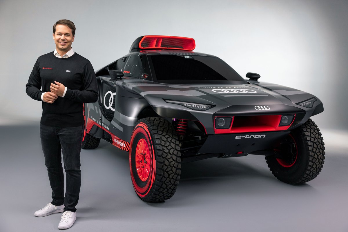 Julius Seebach, amministratore delegato di Audi Sport GmbH con l'Audi RS Q e-tron