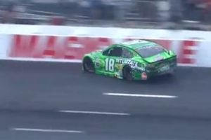 Kyle Busch, Joe Gibbs Racing, Toyota Camry crashes at Turn 1
