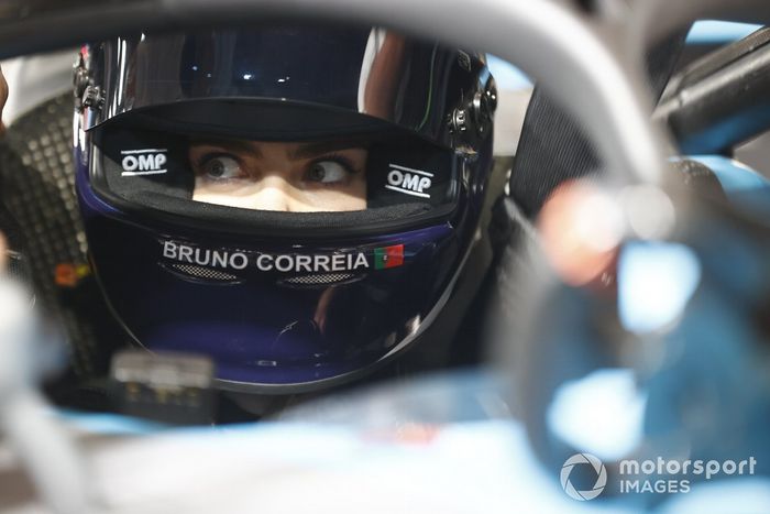 La modelo y actriz, Cara Delevigne, conduce un Fórmula E