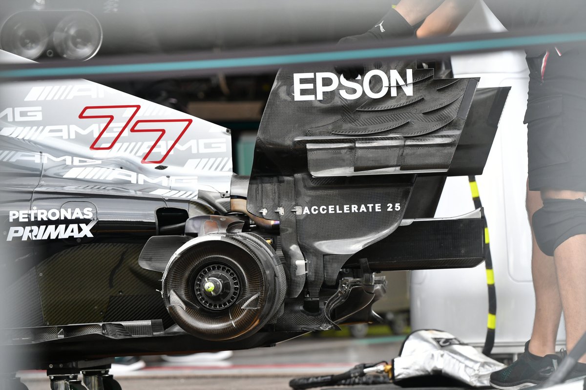 Temos uma excelente visão do ponto de montagem da asa traseira nesta foto da Mercedes W12, que, como você notará, tem uma seção à frente e atrás que não está montada no chão, mas fornece assistência aerodinâmica.