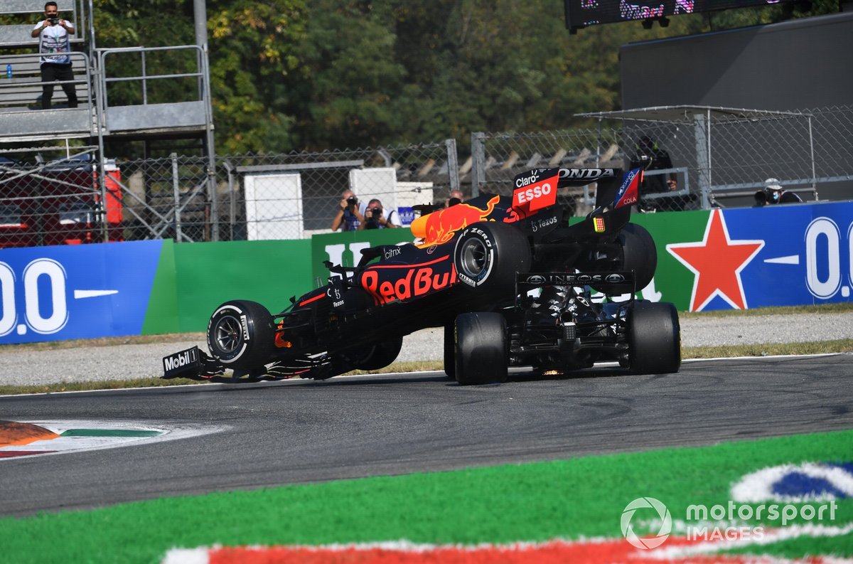 Secuencia del choque de Max Verstappen, Red Bull Racing RB16B, y Lewis Hamilton, Mercedes W12