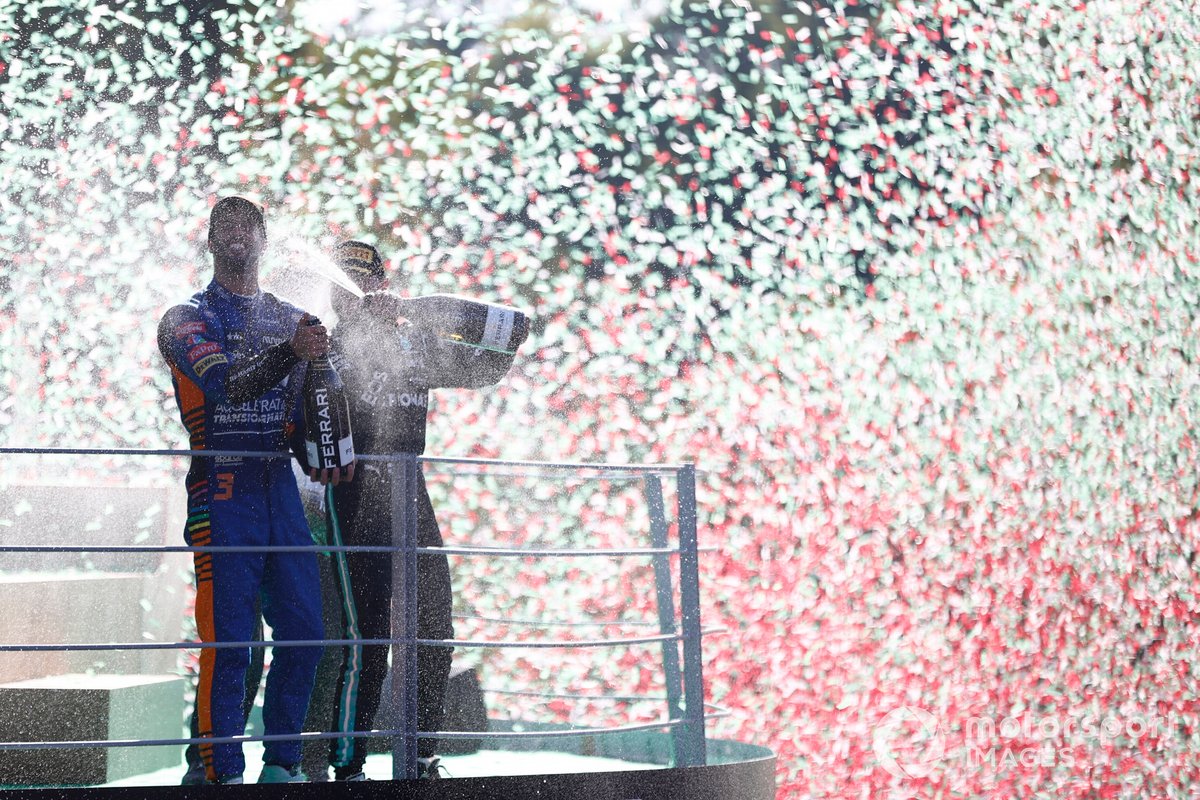 Podio: ganador Daniel Ricciardo, McLaren, tercer lugar Valtteri Bottas, Mercedes