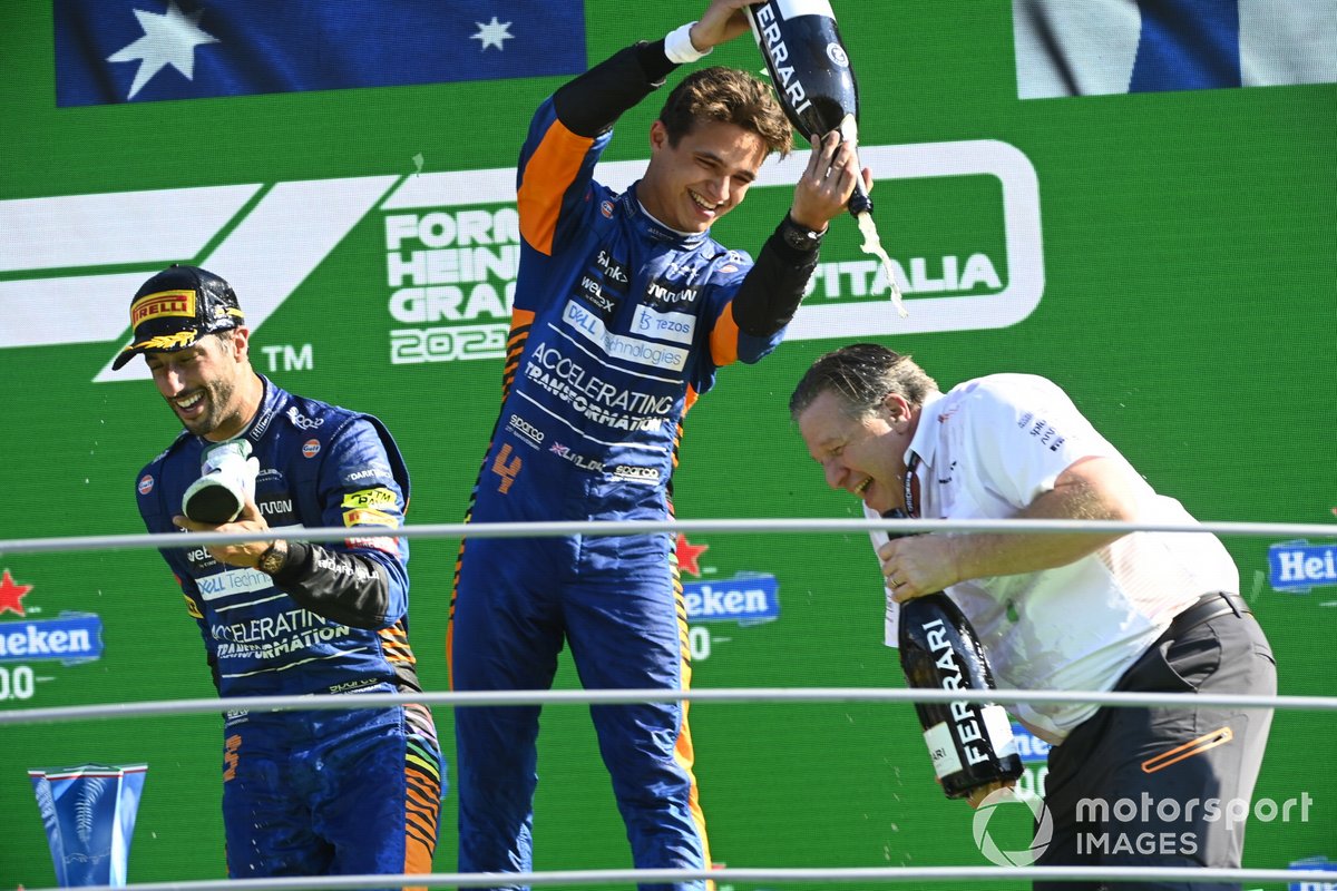 Lando Norris, McLaren, 2a posizione, versa champagne su Zak Brown, CEO, McLaren Racing, sul podio