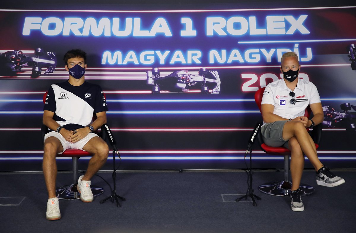 Pierre Gasly, AlphaTauri y Nikita Mazepin, Haas F1 en la conferencia de prensa