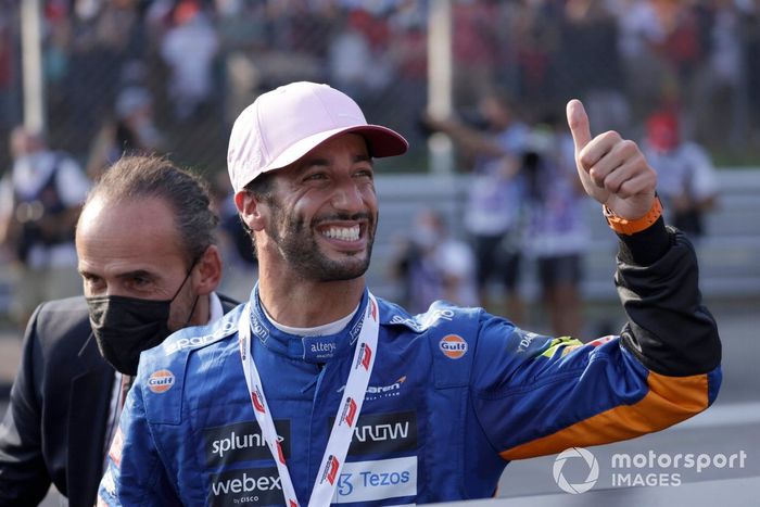 Tercer lugar de la carrera sprint Daniel Ricciardo, McLaren, en Parc Ferme