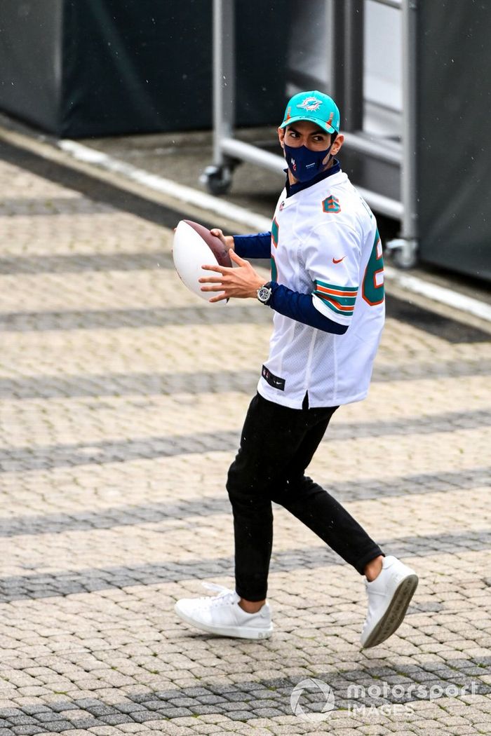 Nicholas Latifi, Williams juega a la NFL en el paddock