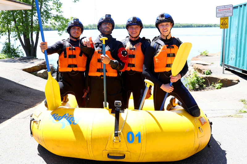 Pilotos de Red Bull hacen rafting en el río: Daniel Ricciardo, Max Verstappen, Daniil Kvyat y Carlos