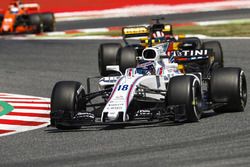 Lance Stroll, Williams FW40, Nico Hulkenberg, Renault Sport F1 Team RS17
