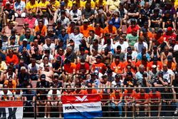 Fans van Max Verstappen, Red Bull Racing, op de tribune
