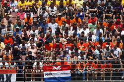 Fans van Max Verstappen, Red Bull Racing, op de tribune