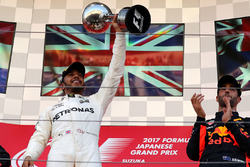 Il vincitore della gara Lewis Hamilton, Mercedes AMG F1 festeggia sul podio con il trofeo Daniel Ric
