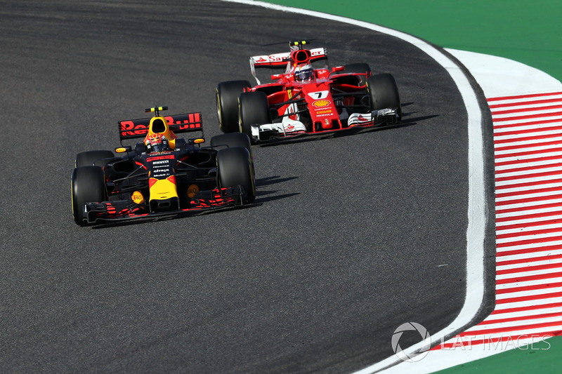 Max Verstappen, Red Bull Racing RB13 et Kimi Raikkonen, Ferrari SF70H en lutte pour une position