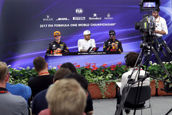 Max Verstappen, Red Bull Racing, Lewis Hamilton, Mercedes AMG F1 and Daniel Ricciardo, Red Bull Raci