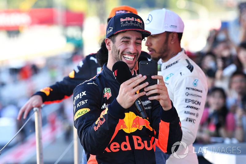 Daniel Ricciardo, Red Bull Racing festeggia con il suo cellulare sul podio