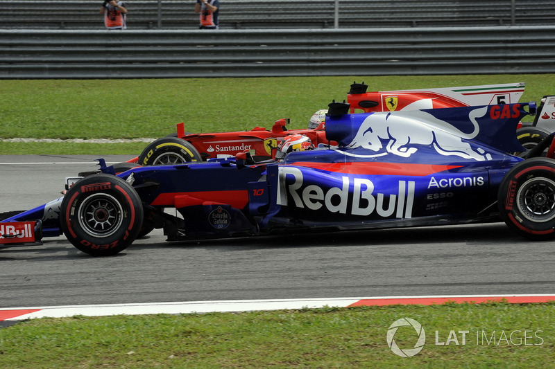 Pierre Gasly, Scuderia Toro Rosso STR12, Sebastian Vettel, Ferrari SF70H
