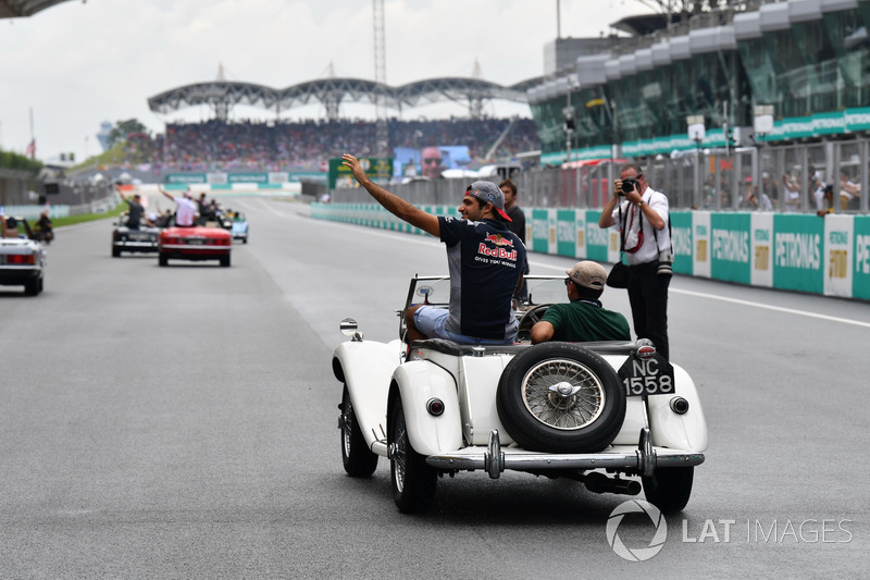 Carlos Sainz Jr., Scuderia Toro Rosso on the drivers parade