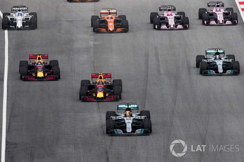 Lewis Hamilton, Mercedes AMG F1 W08, Max Verstappen, Red Bull Racing RB13, Daniel Ricciardo, Red Bull Racing RB13, Valtteri Bottas, Mercedes AMG F1 W08, Stoffel Vandoorne, McLaren MCL32, Sergio Perez, Sahara Force India F1 VJM10, saat start
