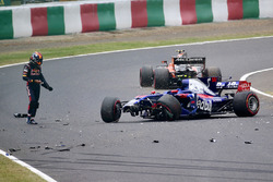 Carlos Sainz Jr., Scuderia Toro Rosso STR12 crashes