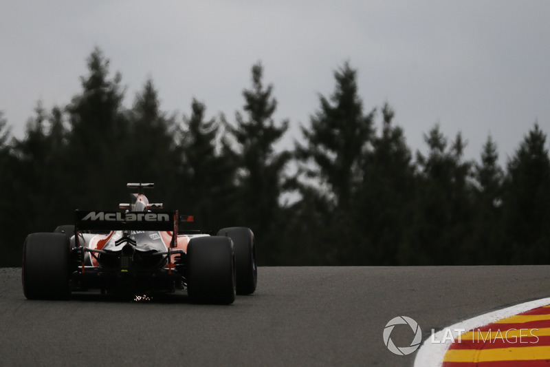 Fernando Alonso, McLaren MCL32 saca chispas