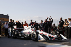 Le vainqueur Helio Castroneves, Team Penske Chevrolet
