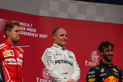 Podium: ganador, Valtteri Bottas, Mercedes AMG F1, segundo, Sebastian Vettel, Ferrari, tercero, Dani