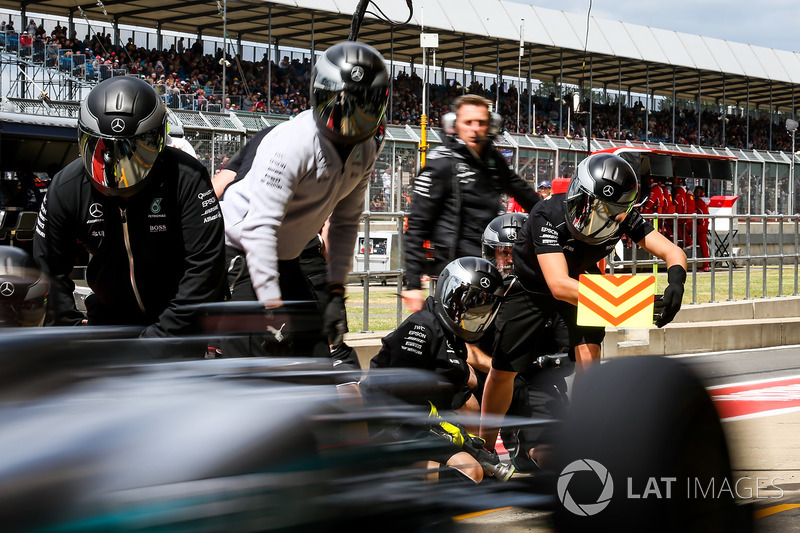 Lewis Hamilton, Mercedes-Benz F1 W08 fa un pitstop