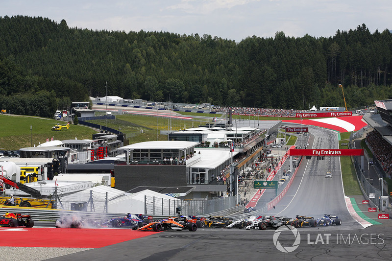 Accidente entre Daniil Kvyat, Scuderia Scuderia Toro Rosso STR12, Fernando Alonso, McLaren MCL32, Max Verstappen, Red Bull Racing RB13, en la arrancada