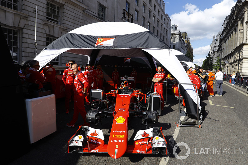 Un Ferrari SF70H es preparado para la demostración