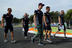 Daniil Kvyat, Scuderia Toro Rosso walks the track with his team