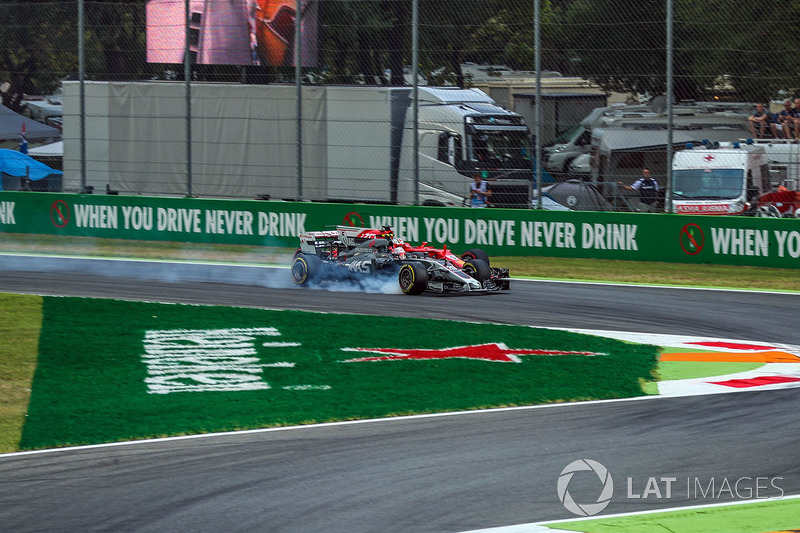 Kevin Magnussen, Haas F1 Team VF-17 locks up and runs wide alongside Sebastian Vettel, Ferrari SF70H