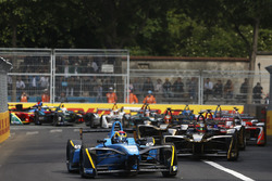 Sébastien Buemi, Renault e.Dams, precede Jean-Eric Vergne, Techeetah, alla partenza della gara