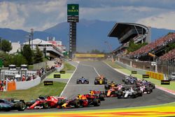 Kimi Raikkonen, Ferrari SF70H, Max Verstappen, Red Bull Racing RB13, collide at the start