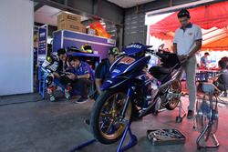 Suasana di paddock Wahyu Aji Trilaksana