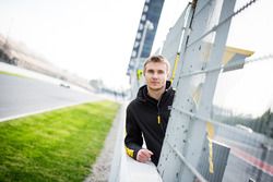 Sergey Sirotkin al muretto dei box di Barcellona